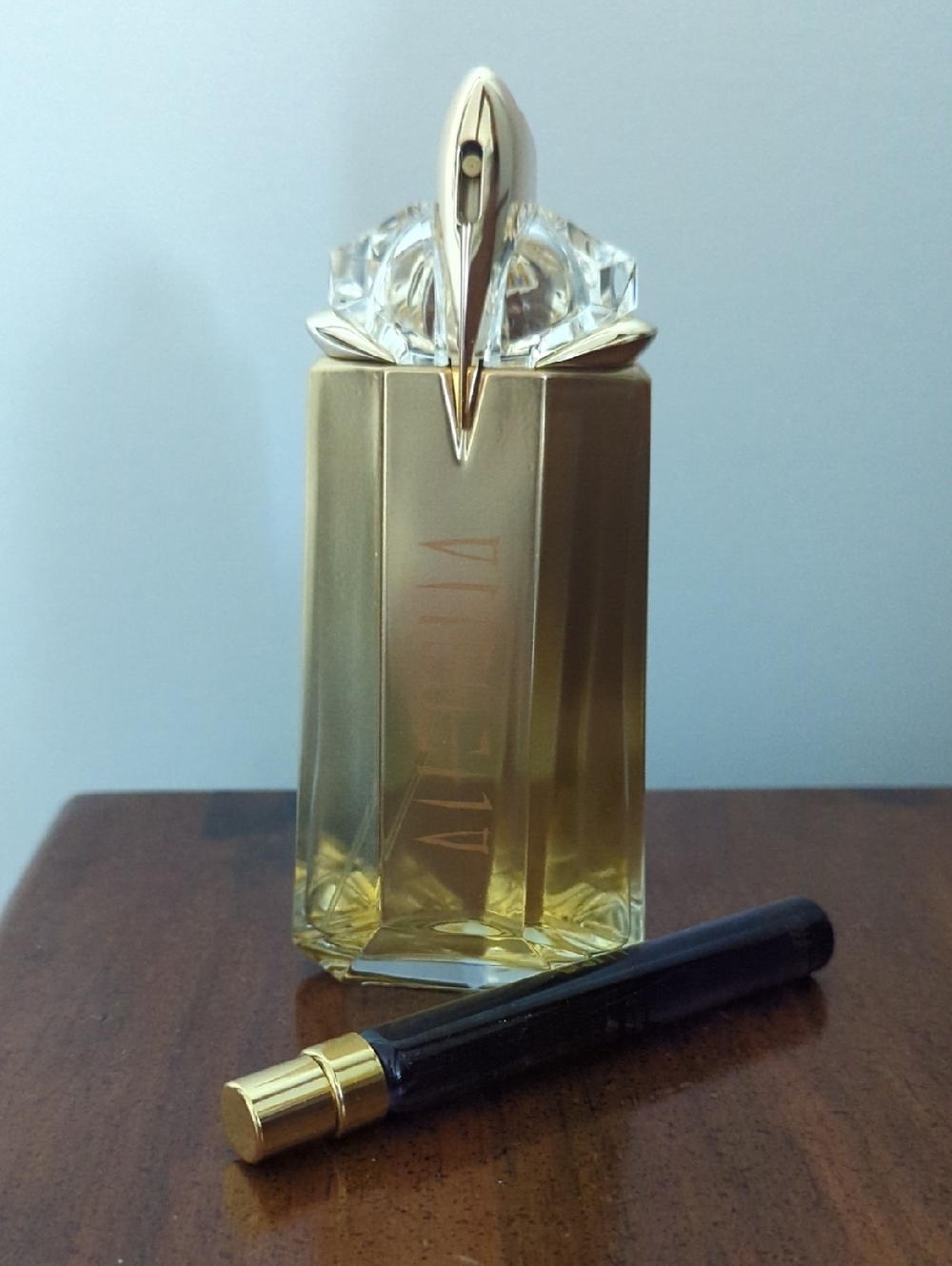 Alien Goddess Eau de Parfum - Gold Bottle